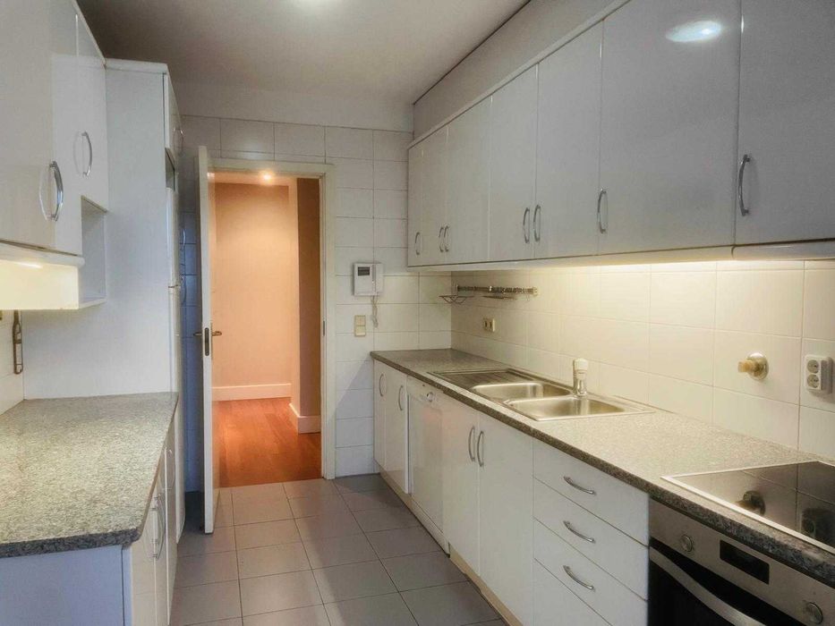 T2 suíte, lugar de garagem e arrumos- Edifício  - Pinheiro Manso