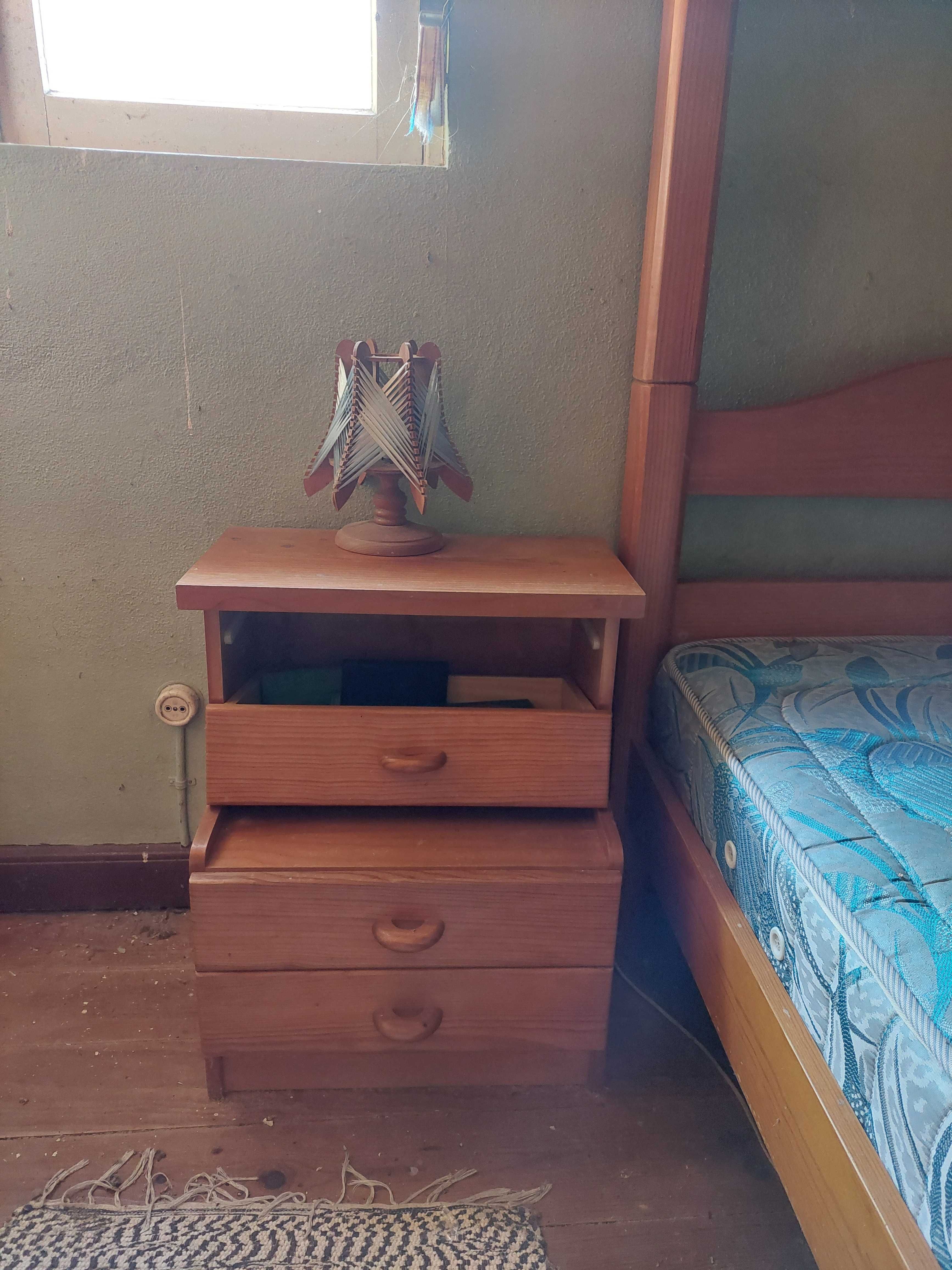 Mobília de quarto em pinho