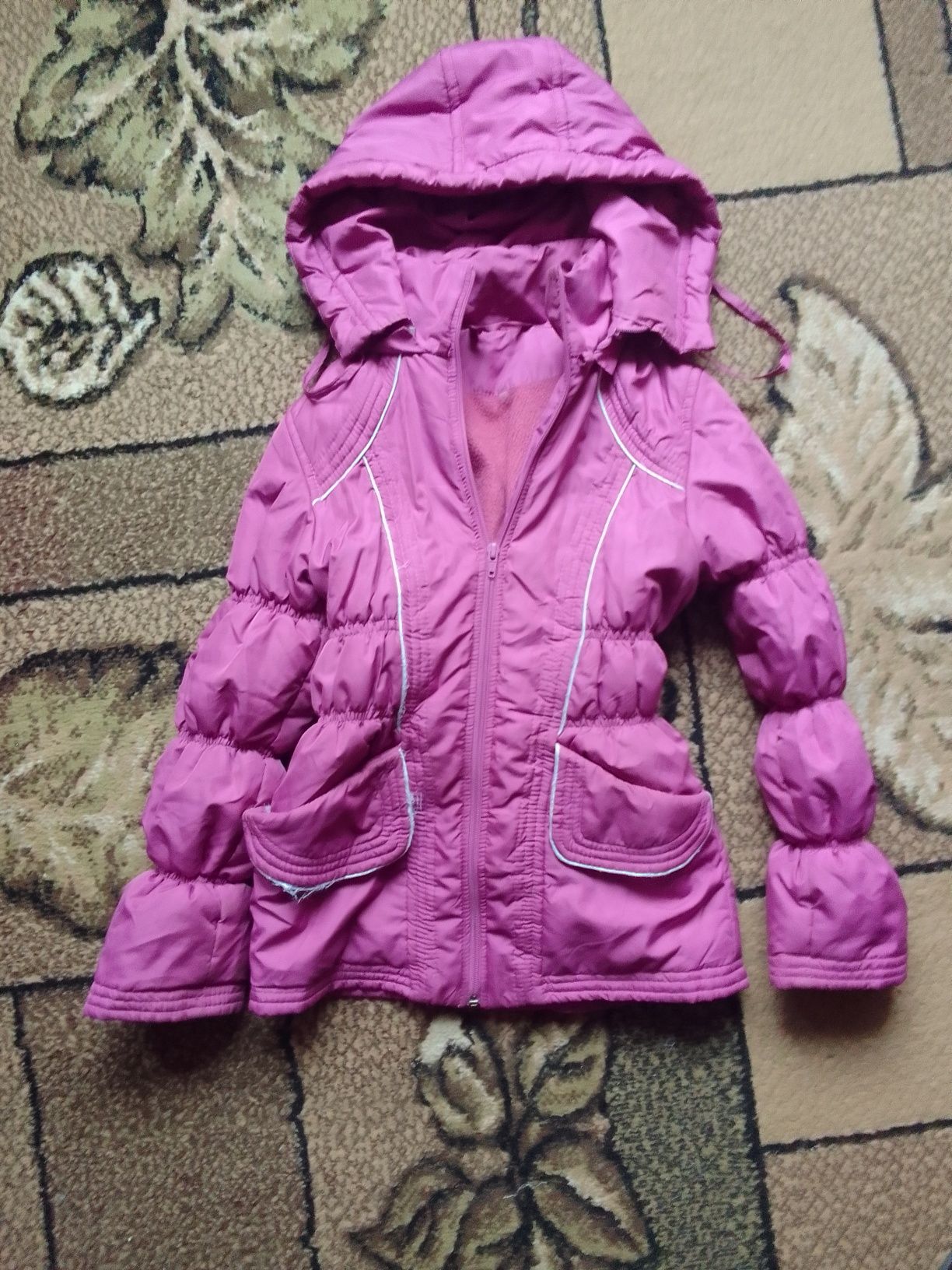 Весняна дитяча курточка із капішоном.