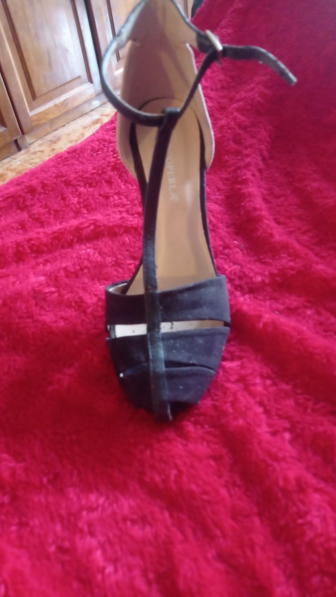 Sapatos de senhora muito elegantes e confortáveis
