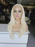 Długa blond peruka lace front Miranda naturalnie postopniowana fryzura