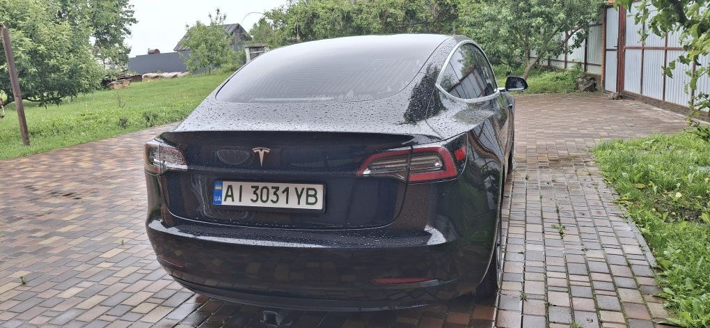 Продам автомобіль Tesla model 3