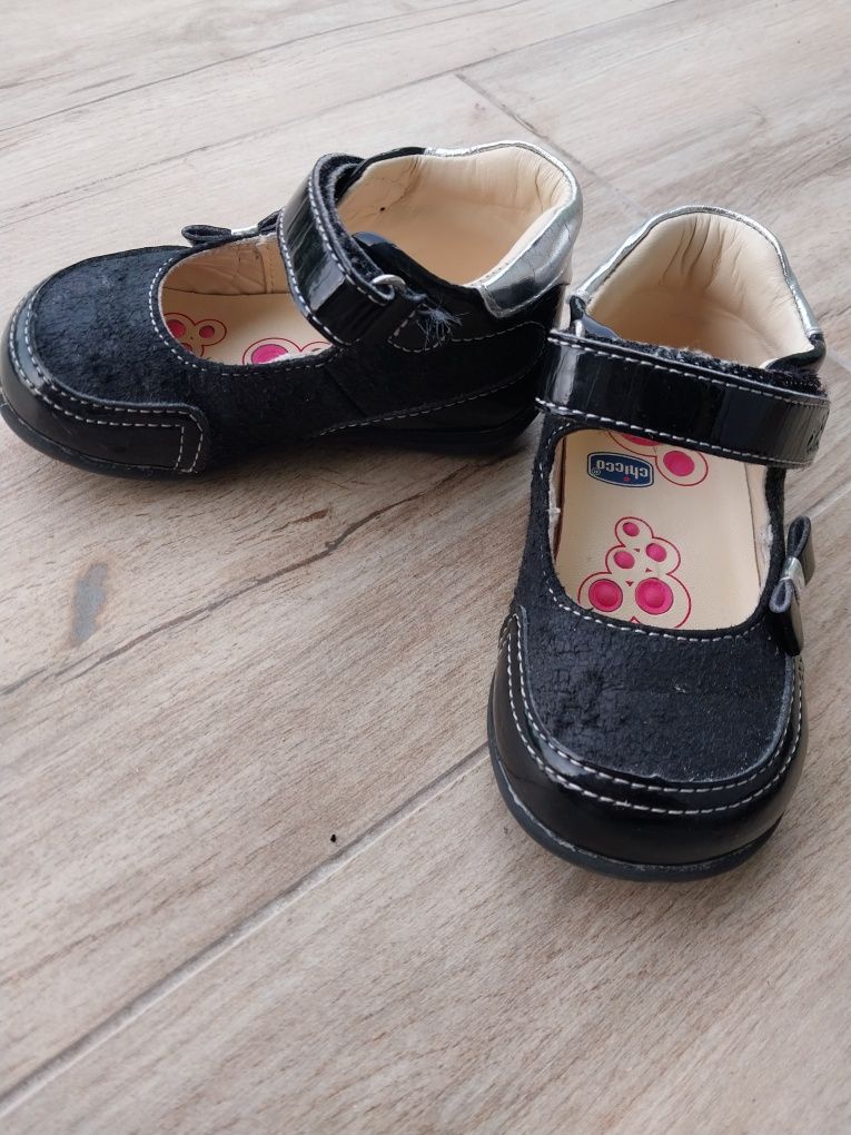 Туфлі для дічинки chicco