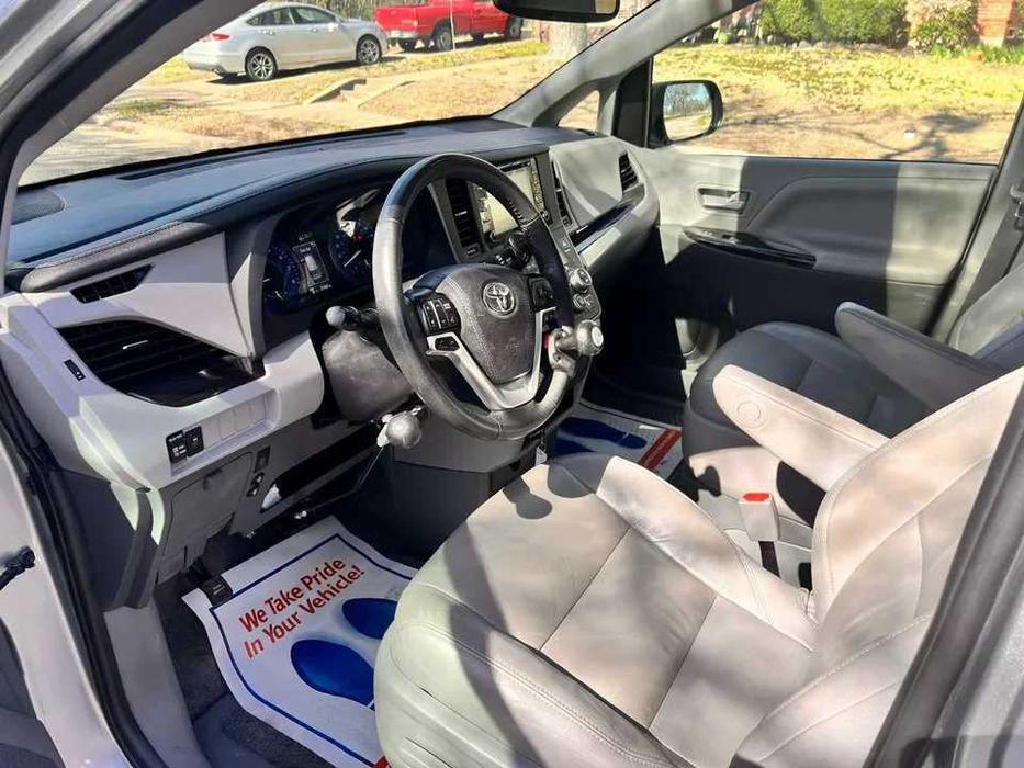 2020 Toyota Sienna XLE