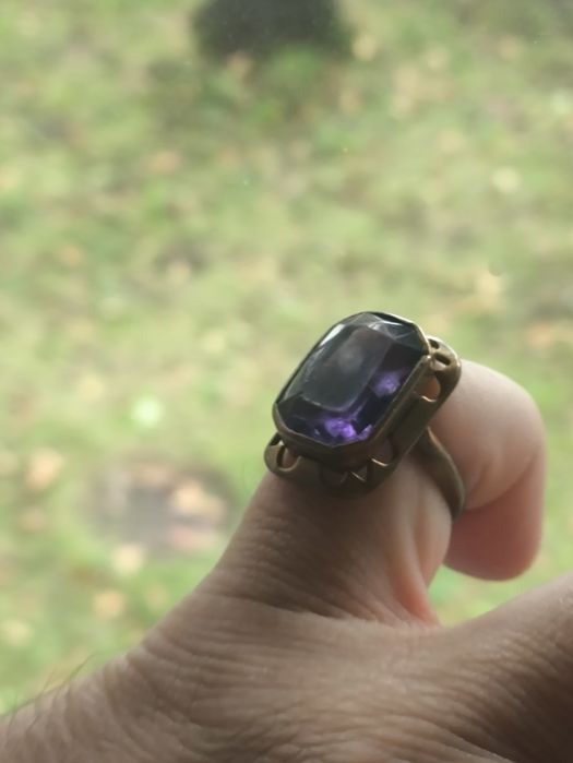 Stary pierścionek ,miedziak ,tombak PRL z fioletowym oczkiem . Vintage