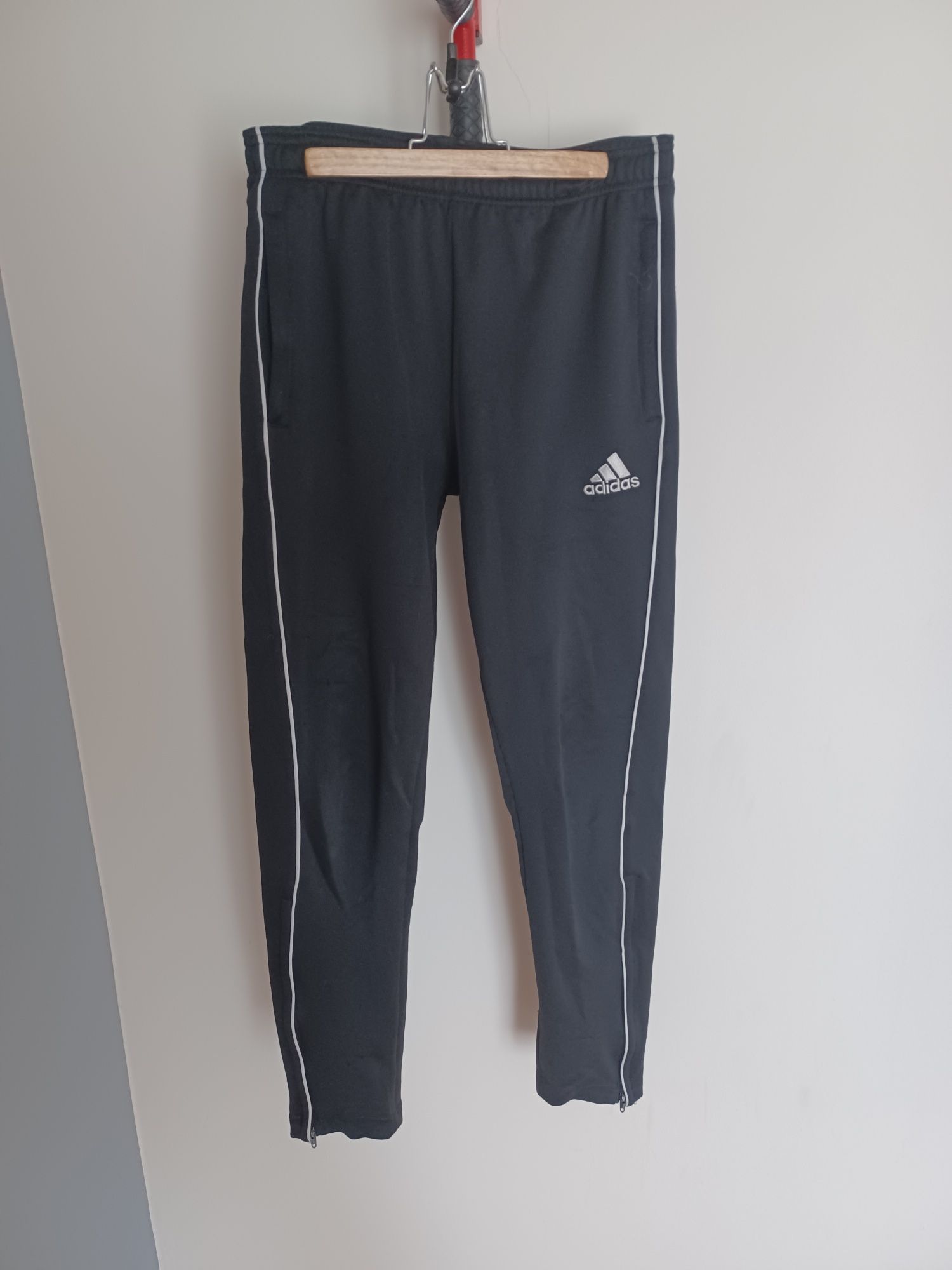 Adidas czarne spodnie dresowe