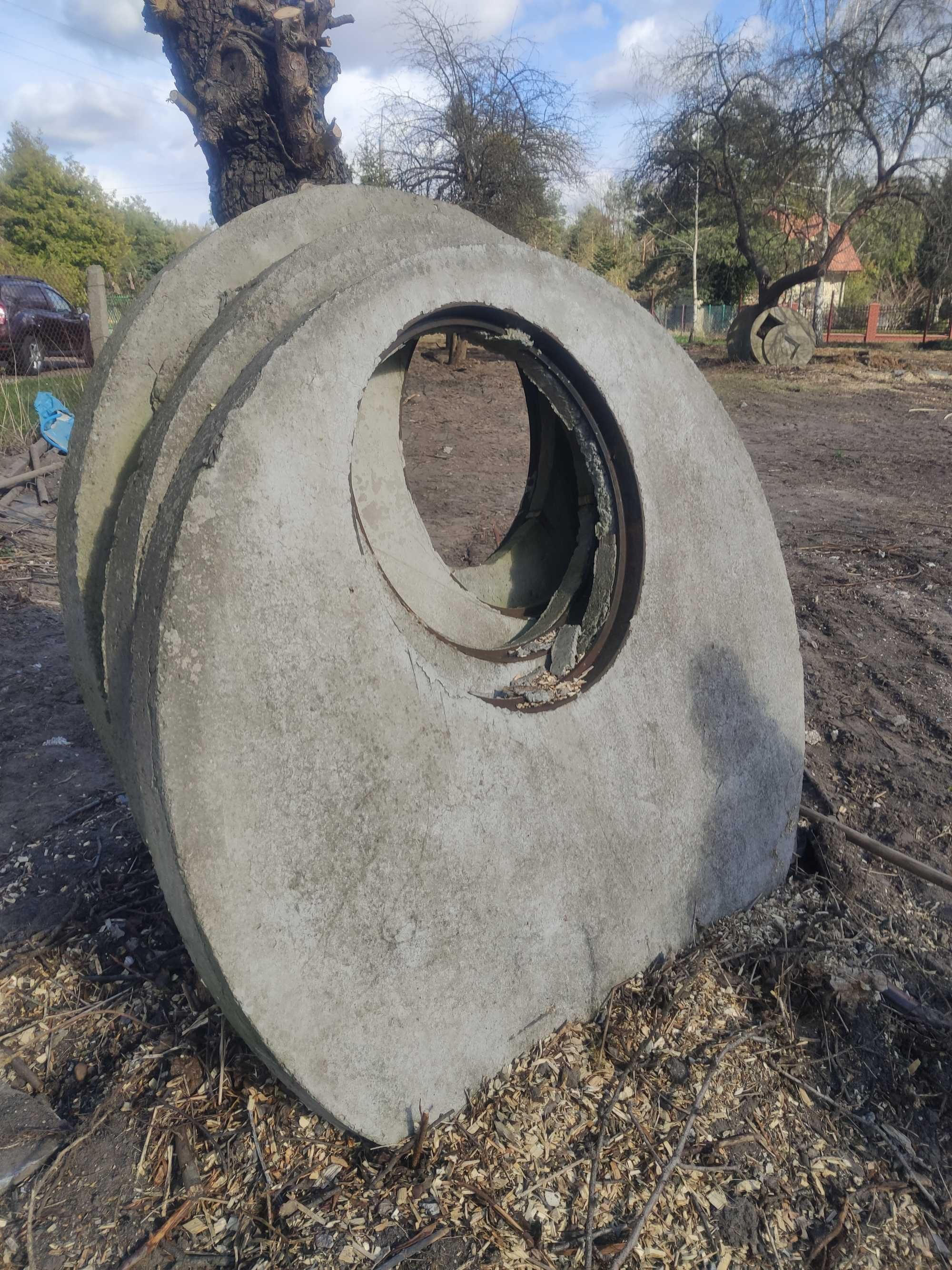 Betonowe pokrywy do studni z żeliwnymi włazami (komplety)