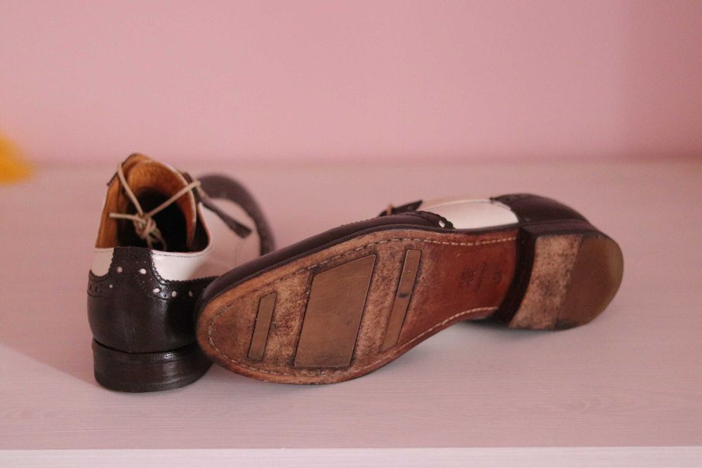 Sapatos de homem brogue da MOMA