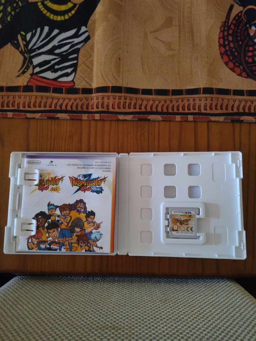 Nintendo 3DS XL com cartão de memória, capa, carregador e 4 jogos