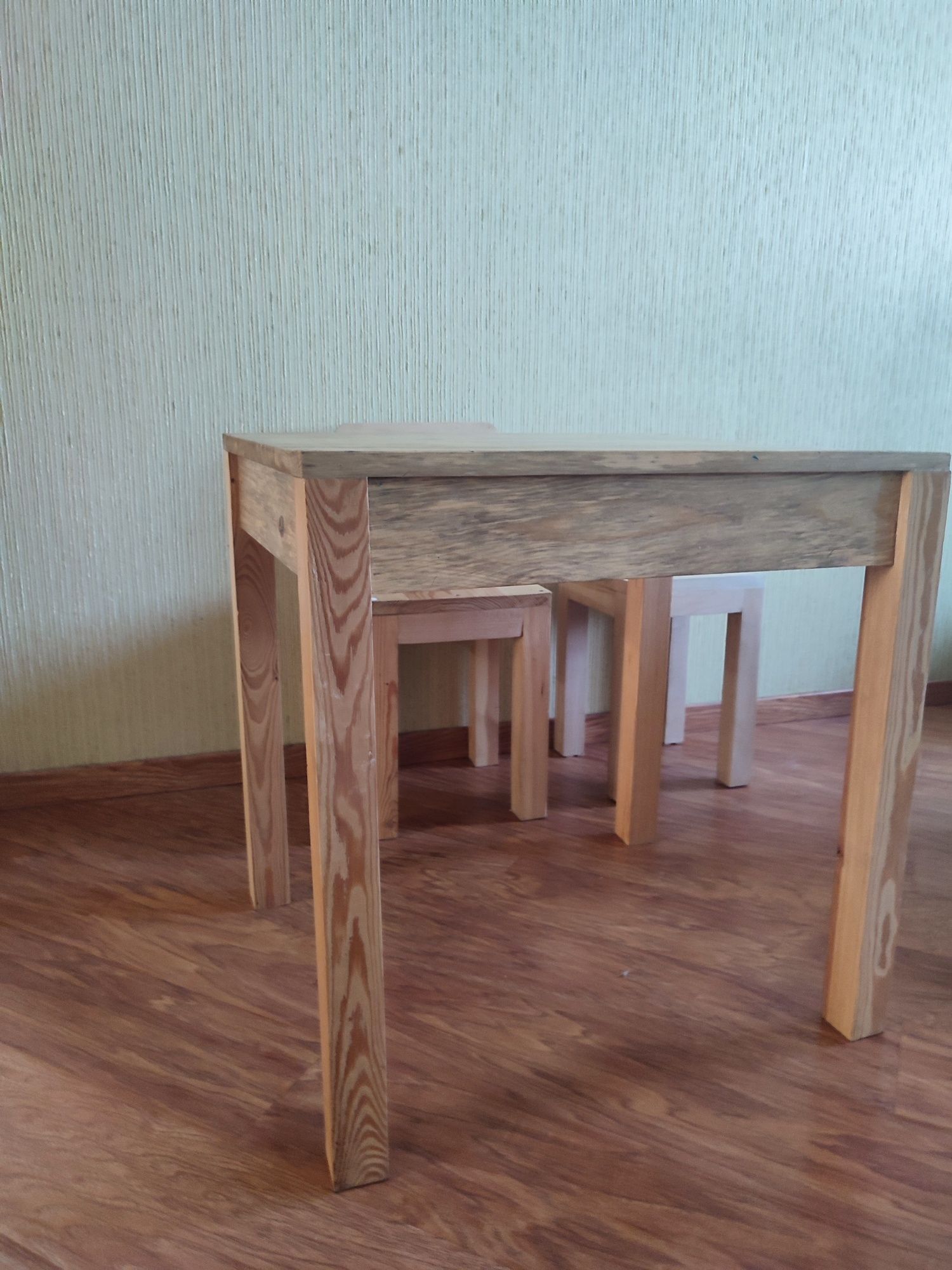 Дитячий столик дерев'яний