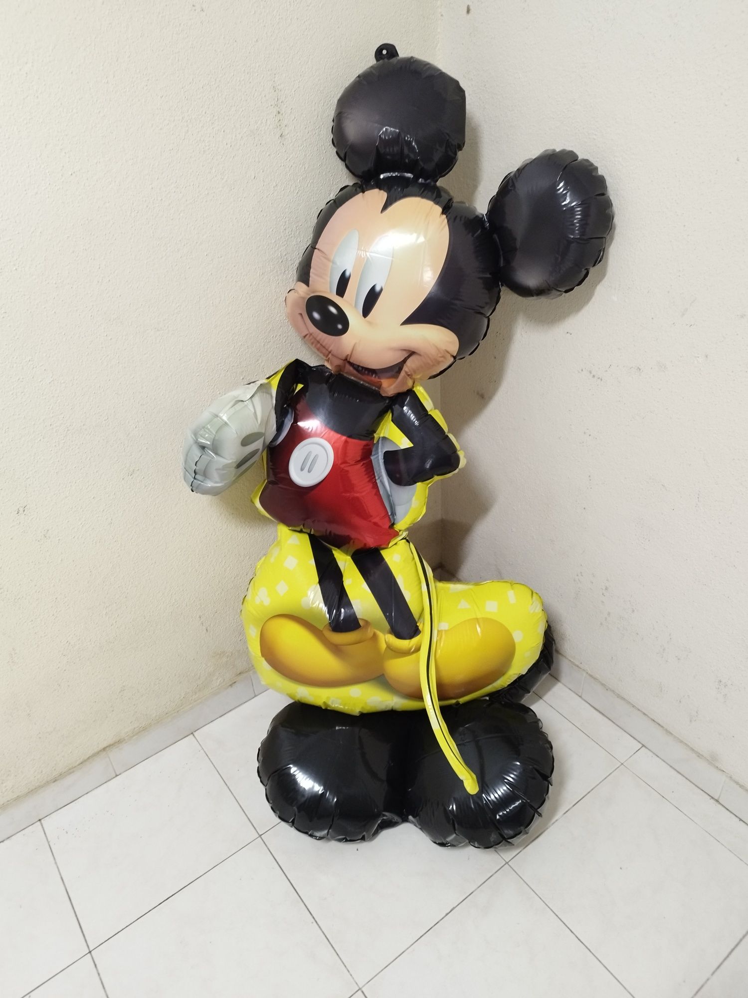 Balão fica em pé do Mickey