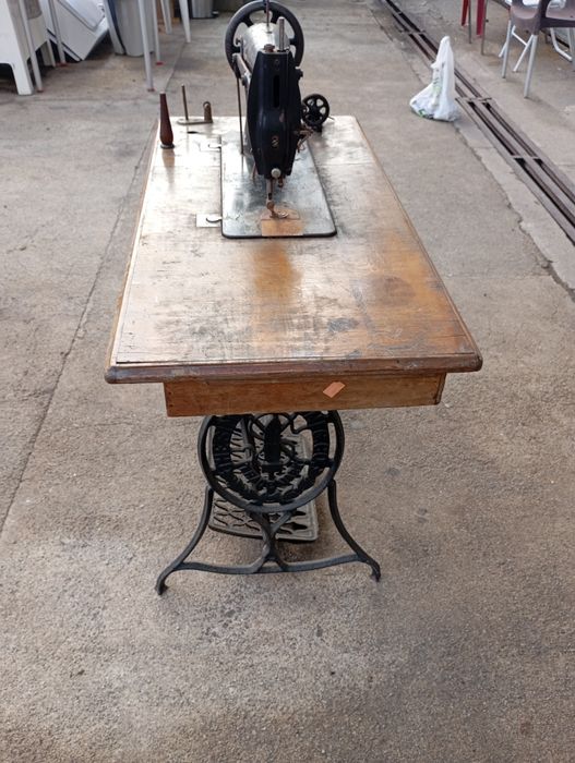 Vendo máquina de costura muita bonita bom estado a trabalhar muito bem