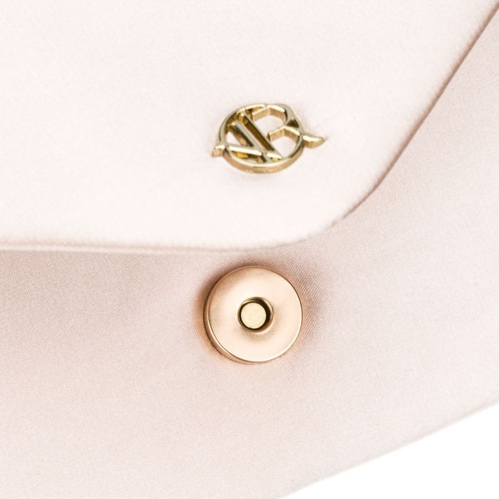 mała kopertówka damska wykonana z tkaniny syntetycznej w beżowym