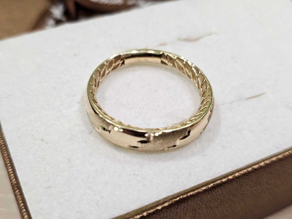 Złoty obrączkowy pierścionek z wzorami PR 585 R21
