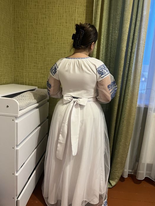 продам білу вишиту сукню 46 розміру