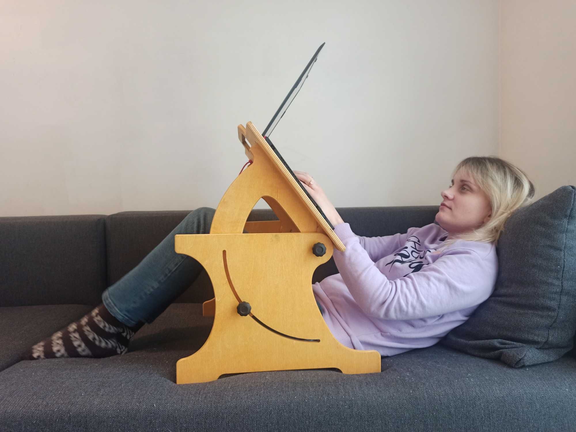 Chcesz korzystać z laptopa leżąco ? Stolik dla laptopa do łóżka