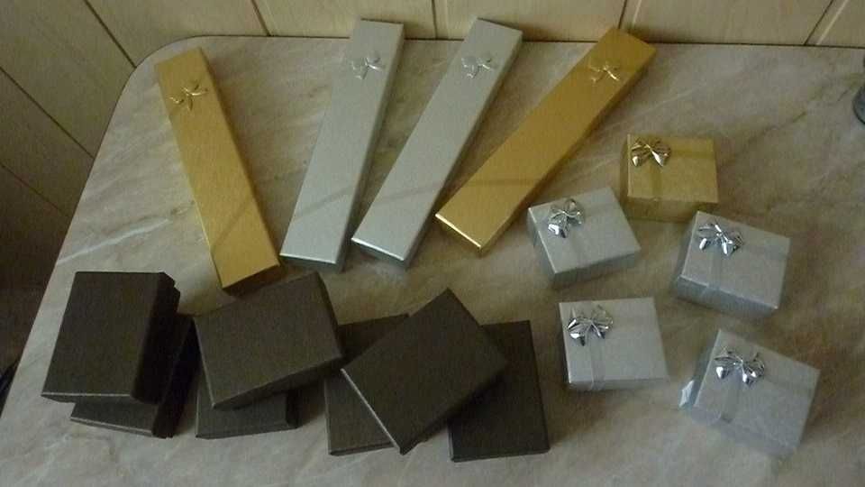 Pudełko na kolczyki bransoletkę srebrne złote  zestaw  18 sztuk