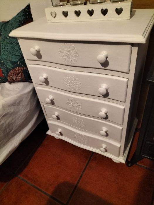 Mesa de cabeceira ou móvel de apoio