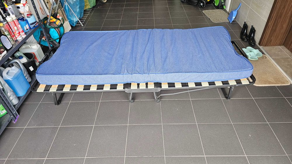 Łóżka polowe 2 szt. luxusowe z materacami 2 szt.