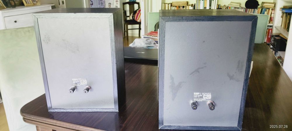 Colunas de som KEF C20