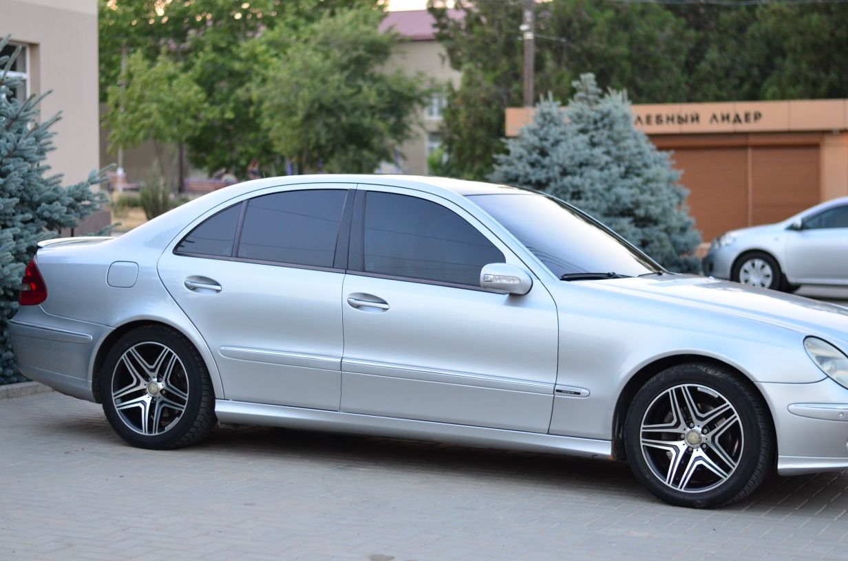 Mercedes-Benz W211