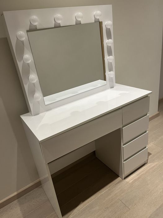 Toaletka kosmetyczna z szyfladami