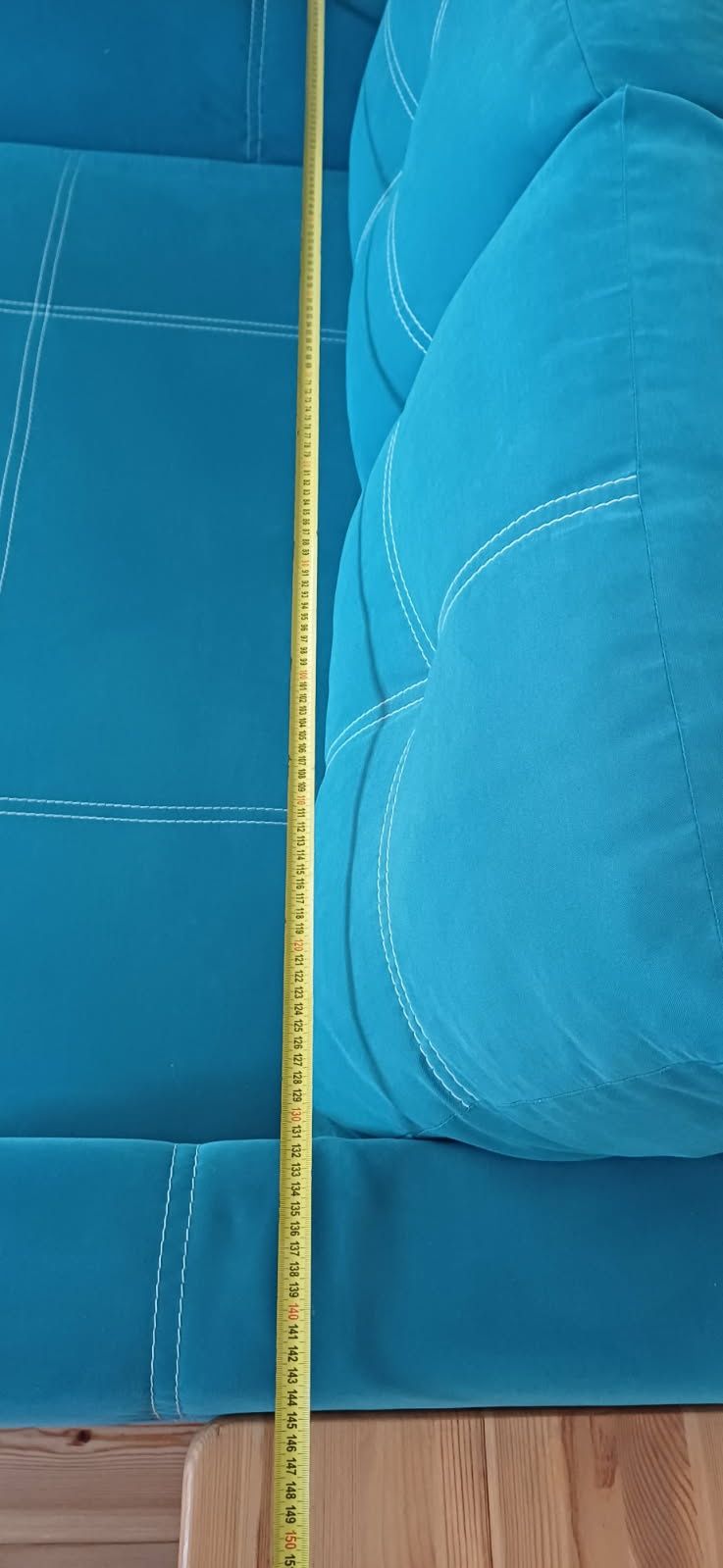 Turkusowa sofa z funkcją spania i pojemnikiem na pościel