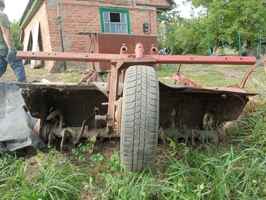 трактор Shibaura P17f в робочому стані з додатковим обладнанн