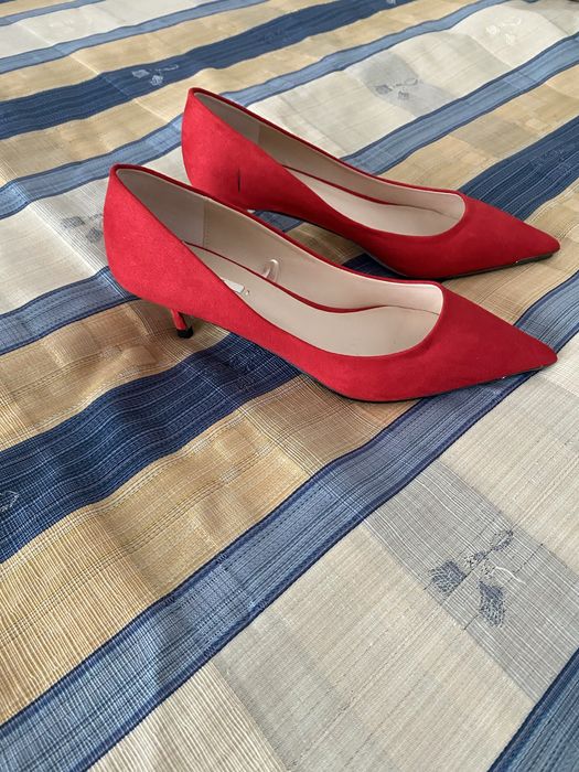 Sapatos encarnados em camurça completamente novos