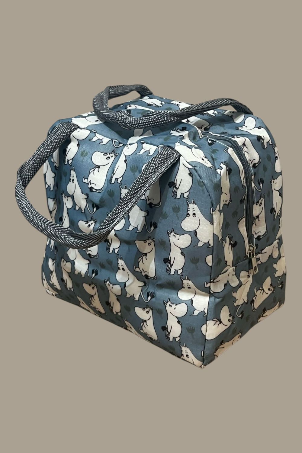 Torba termoizolacyjna Moomin – nowa, 23x20x13 cm


---

Opis:
Nowa tor