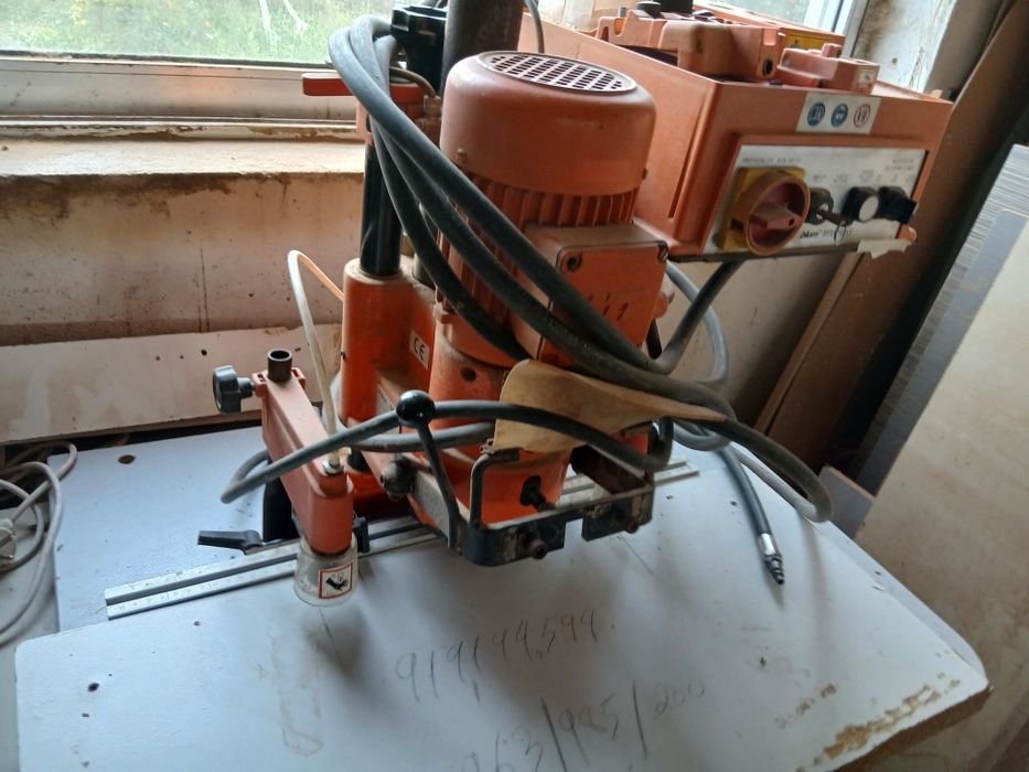 Máquina para dobradiças