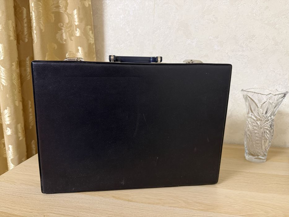 Чорний дипломат часів СРСР