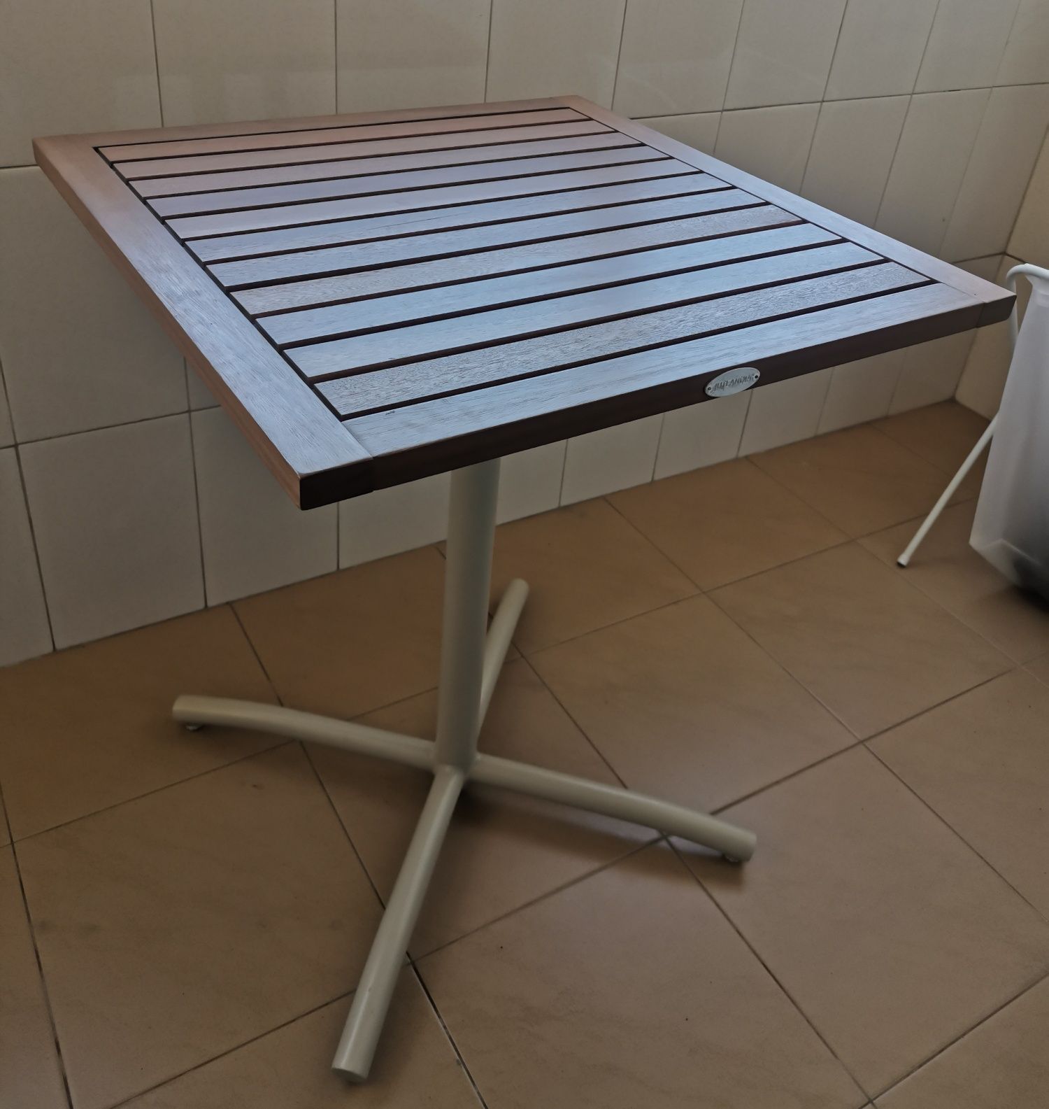 Mesa de varanda/jardim – madeira e metal
