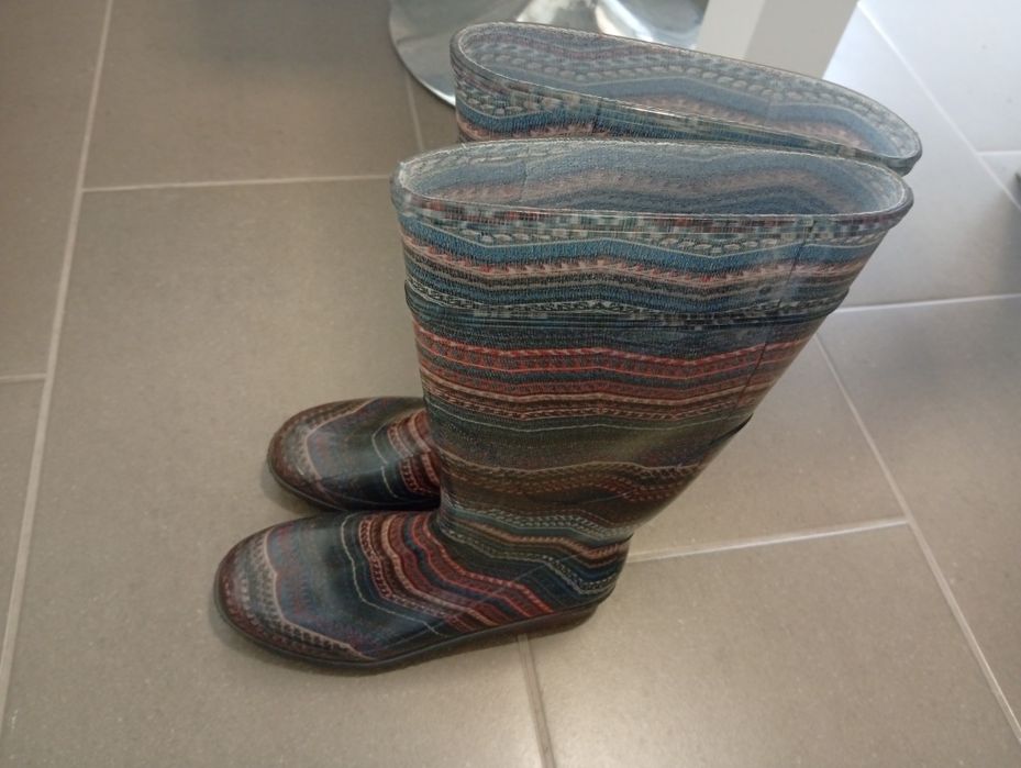 Oferta de galochas para a chuva