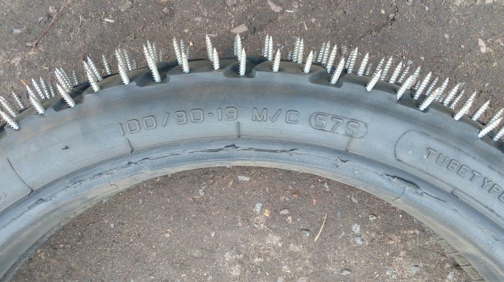 Мото покришки шиповані