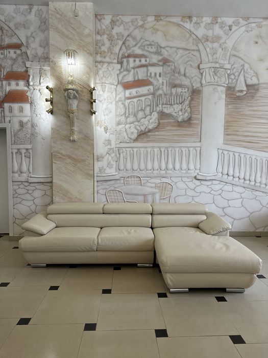 Стильний кутовий шкіряний диван білого кольору з Німеччини