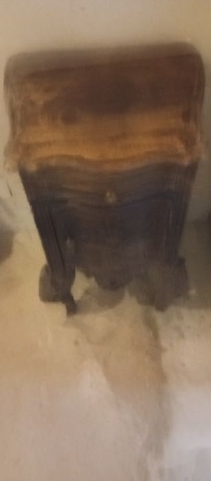 Móvel antigo em madeira