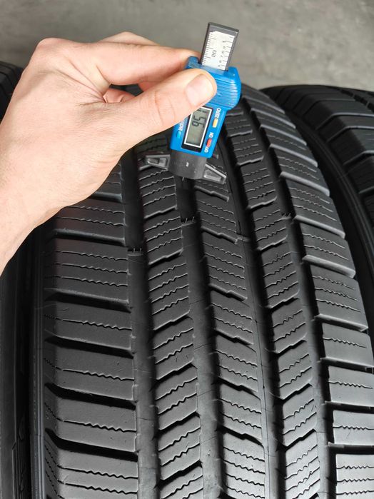 R20 265 60 шини всесезонні Michelin Defender LTX M/S з авто з США