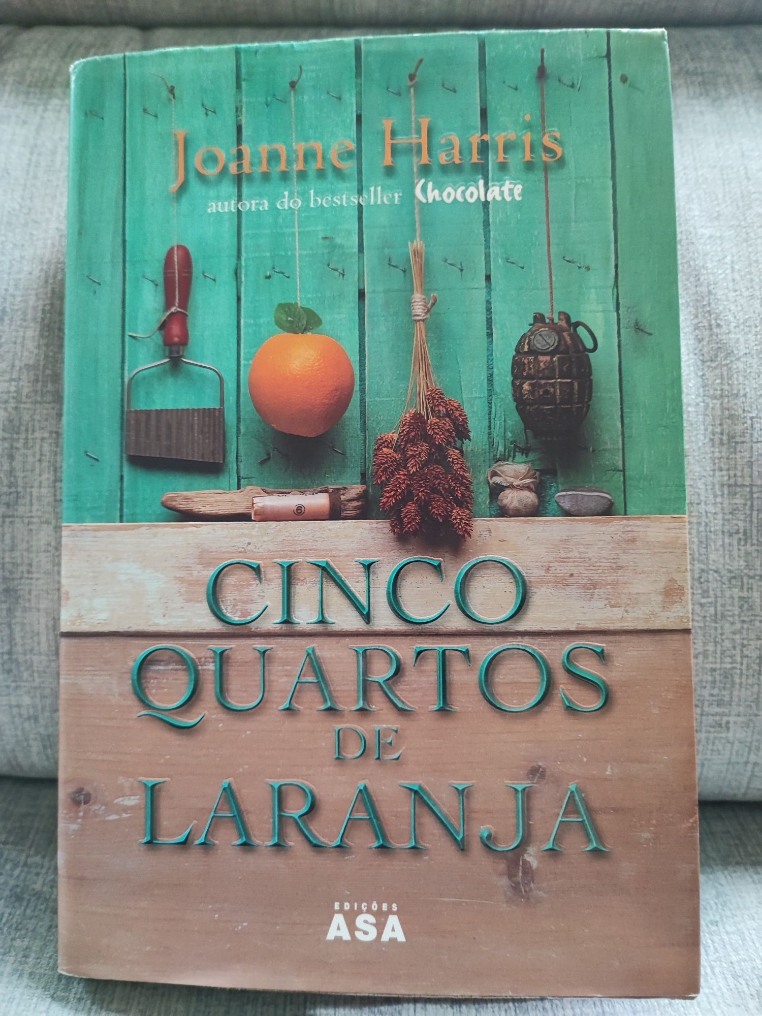 Livro "Cinco Quartos de Laranja", de Joanne Harris