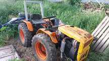 Trator 4x4 e reboque