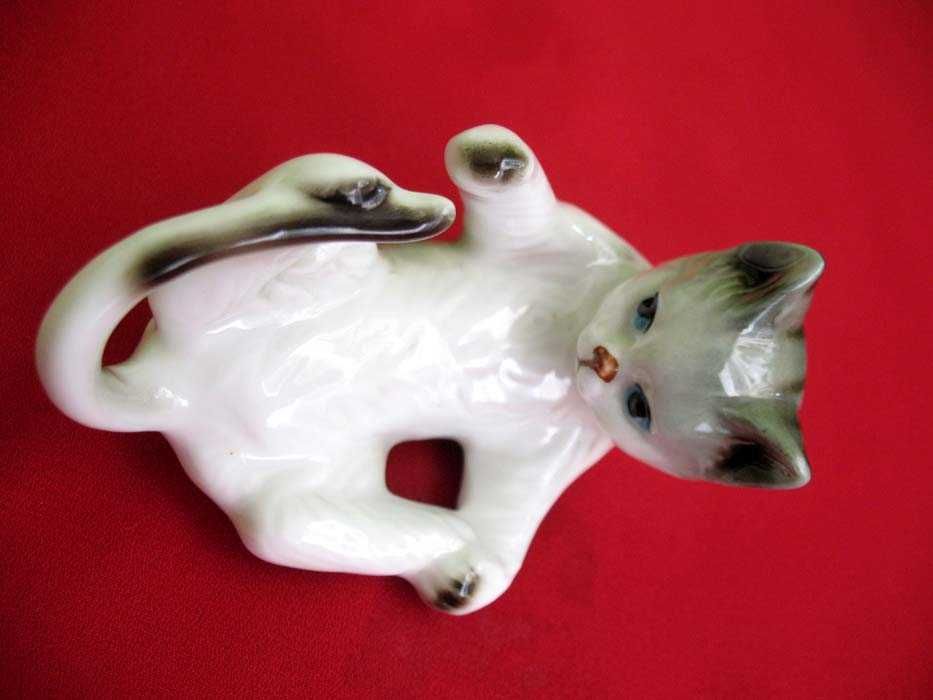 Kot - zabawny kociak bawi się ogonem - 6 x 9 x 5 cm Porcelana