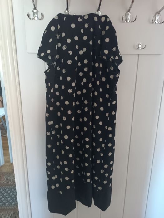 Sukienka w kropki z wstawką czarną na dole