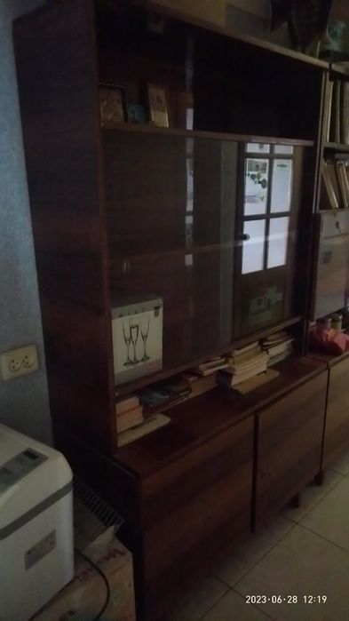 Книжкова шафа.Книжный шкаф.Дерев'яний(не дсп),полірований під склом.Ру