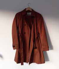 Długi płaszcz rdzawo brązowy wiązany szlafrokowy guziki Stradivarius