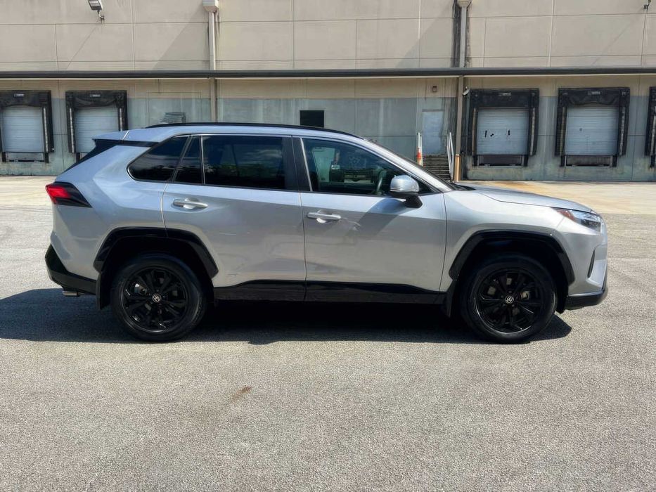 Toyota RAV4 Hybrid SE      2023