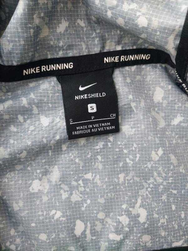 Жіноча спортивна куртка вітрівка nike shield для бігу