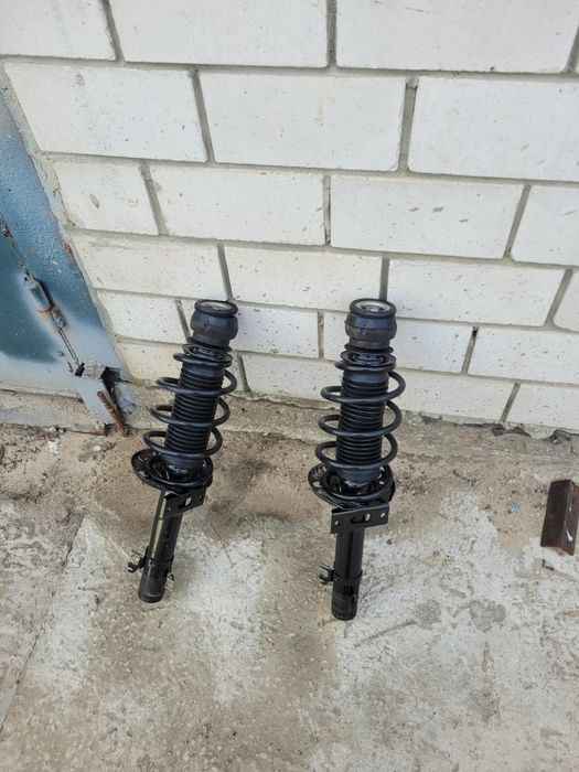 Продам передні стійкі на фольксваген поло седан