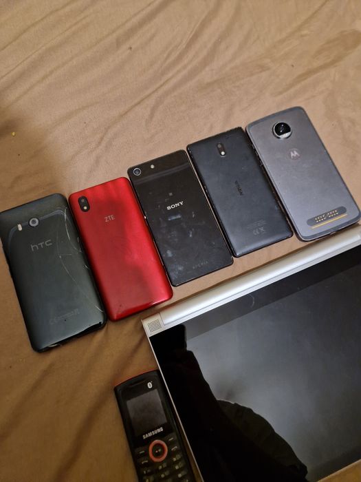 Лот мобильных телефонов, планшет