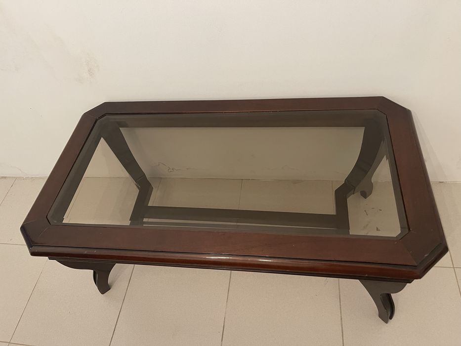 Mesa de centro em madeira com tampo de vidro fumado