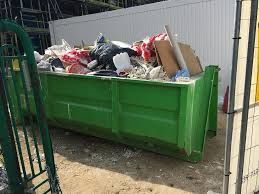 Wynajem kontenerów wywóz gruzu odpadów ziemi .